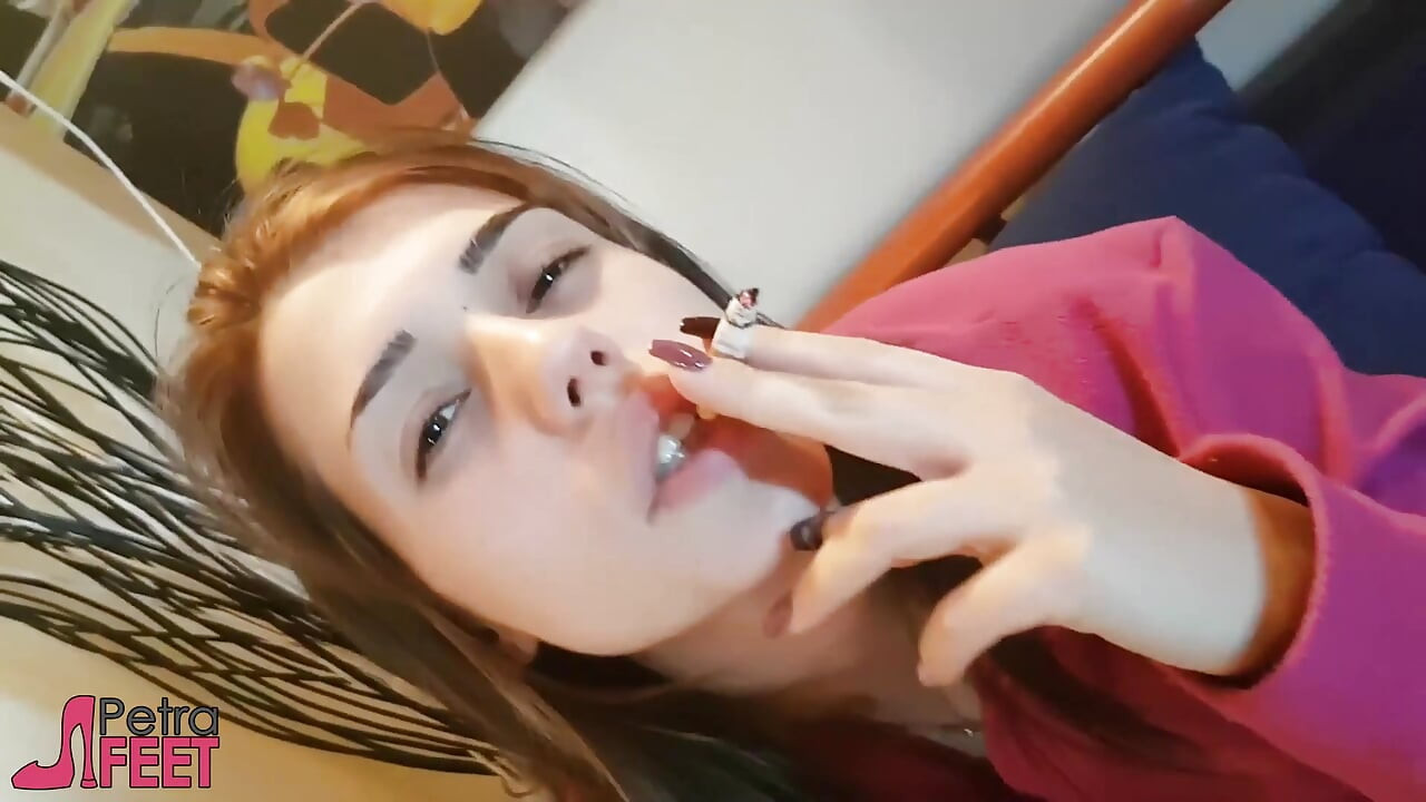 Irresistível menina italiana adora charutos