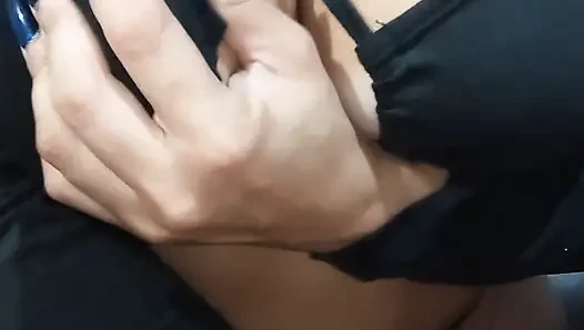 Mein stiefsohn bittet mich um einen Videoanruf, damit ich für ihn meine brüste und meinen arsch berühre und einen intensiven orgasmus habe.