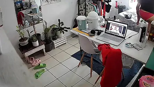 В комнате моей жены, пока меня нету