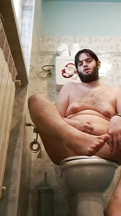 Descalzo en el baño