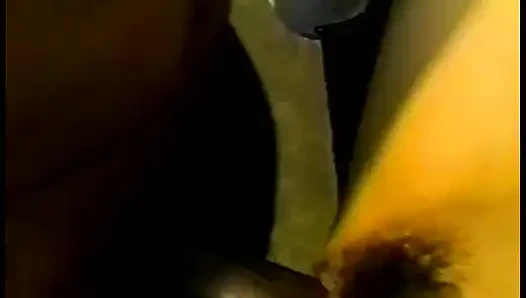 Deneyimli büyük memeli esmer Chill zenci adamla randevuya karşı değil