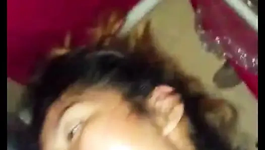 Blowjob yang penuh gairah dari seorang wanita yang tidak setia. Saya jatuh cinta dengan PIN BESAR GURU saya dan saya memberi mereka beberapa LICK LEZAT