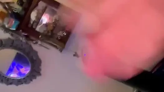 Sadies'in yüzüne, ağzına ve göğüslerine boşalıyor