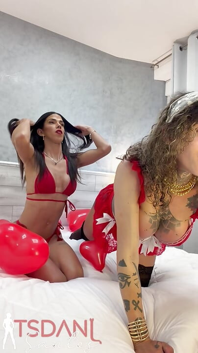 Brazilske trans porno zvezde Sabrina Prezotte i Daniela Santos se ljube.