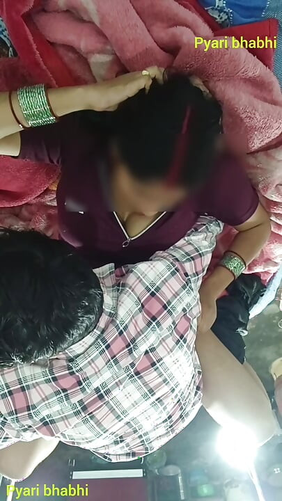 Hintli evli kadın ki yüksek sesle Hintçe ses