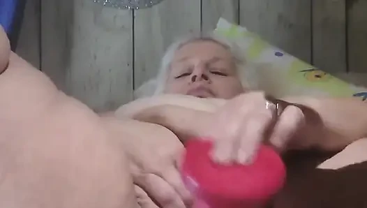 Büyük sarkık memeler ve şişman uzun bir yarak