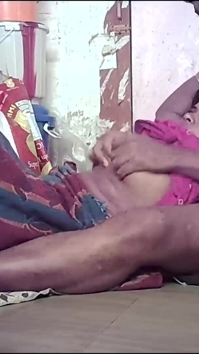 Detik menawan dari "isteri rumah kampung desi India panas dan suami bercium"