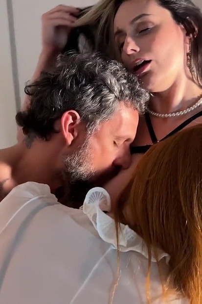 세 사람의 첫 경험: 두 명의 매력적인 여자와 한 명의 행운의 세 명이 맛있는 삼인조.