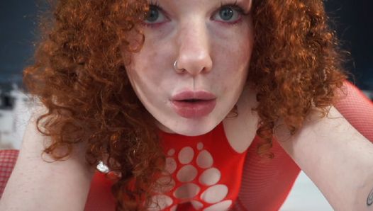 18-jarig tienermeisje met rood haar, spuit over het hele bed tijdens een orgasme