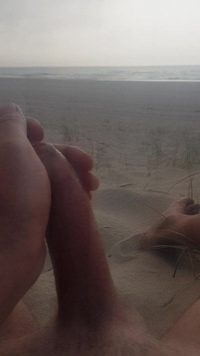 Cumming at the beach