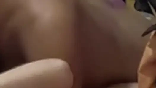 Hintli erkek arkadaşını gizli evde Rus kızla aldatıyor ve çok sert ve yüksek sesle inliyor