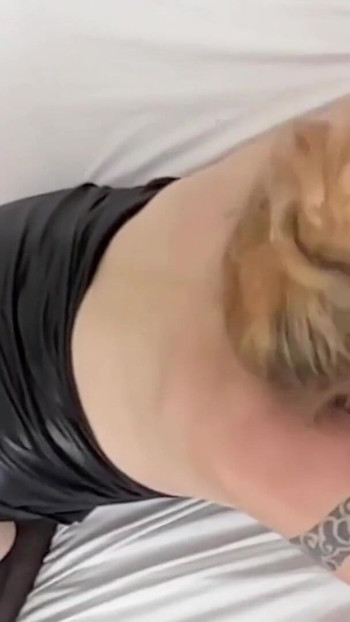 Detik ikonik dari "Milf submisif blonde menghisap zakar dan menjilat pantat secara mendalam"