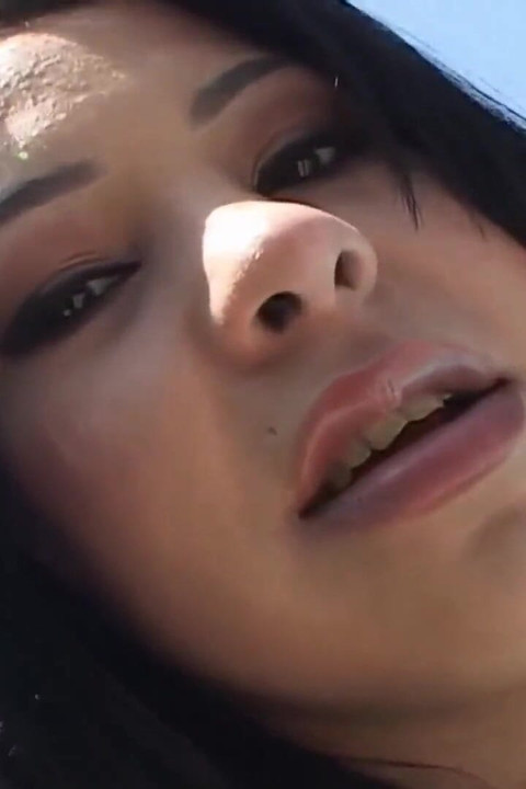 Seksi kız büyük siyah yarakları emiyor ve yüzüne büyük bir boşalma