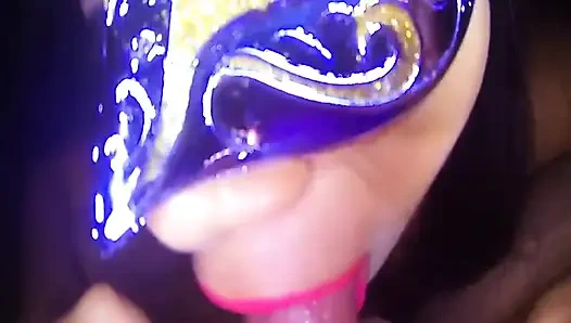 Сосет член очень богатый, кончает в рот Извращенной Susy.