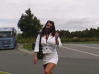 Een hete Duitse meid neemt een grote zwarte lul achter in de auto