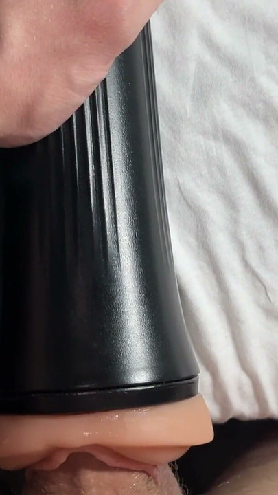 Kaslı genç adam fleshlight sikiyor | Klip 2