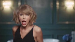 Taylor Swift поет