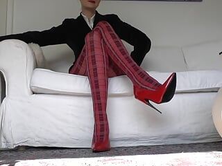Tartan merah pamer kaki ketat dan sepatu hak tinggi ekstrem