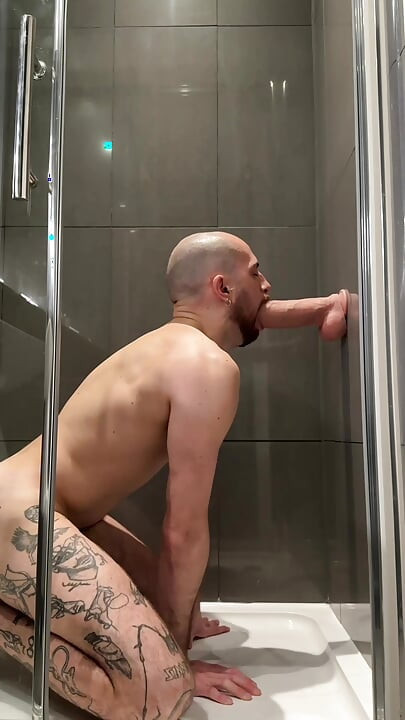 Fund blocat flămând se joacă cu un vibrator monstru imens de 10 inci