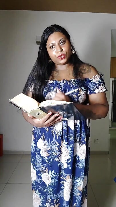 Professora Ilaria não ensina só poesia, ela faz homem de verdade