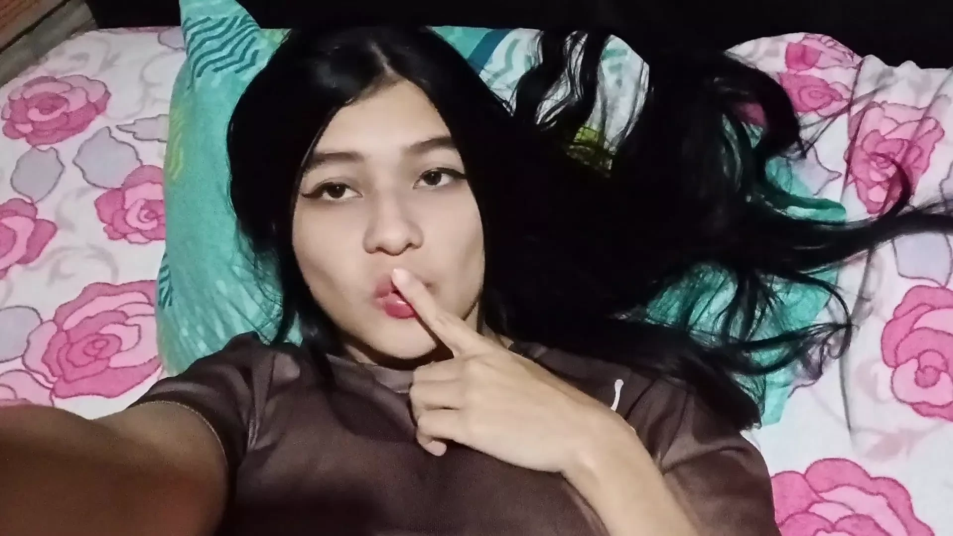 I ENTER MY STEPSISTER’S ROOM WHILE SHE WAS DOING HER HOMEWORK, AND INSTEAD OF DOING HER HOMEWORK SHE BEGINS TO SEDUCE ME