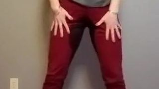 Une MILF sexy pisse dans un pantalon de travail rouge