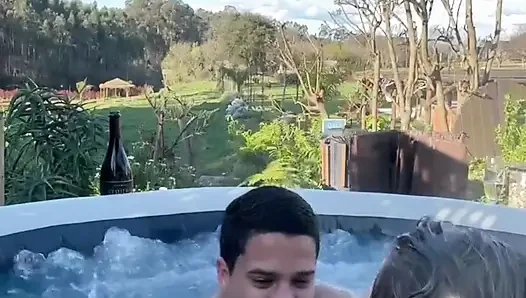 Seks di luar ruangan sama tante seksi rambut pirang di bak mandi air panas - jacuzzi
