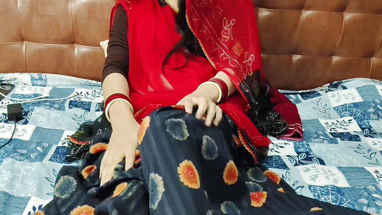 Desi Bhabhi Ne Gaand Me Ungli daal k Pyaas bujhayi