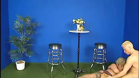 Зрелая сучка получает два члена, один за одним