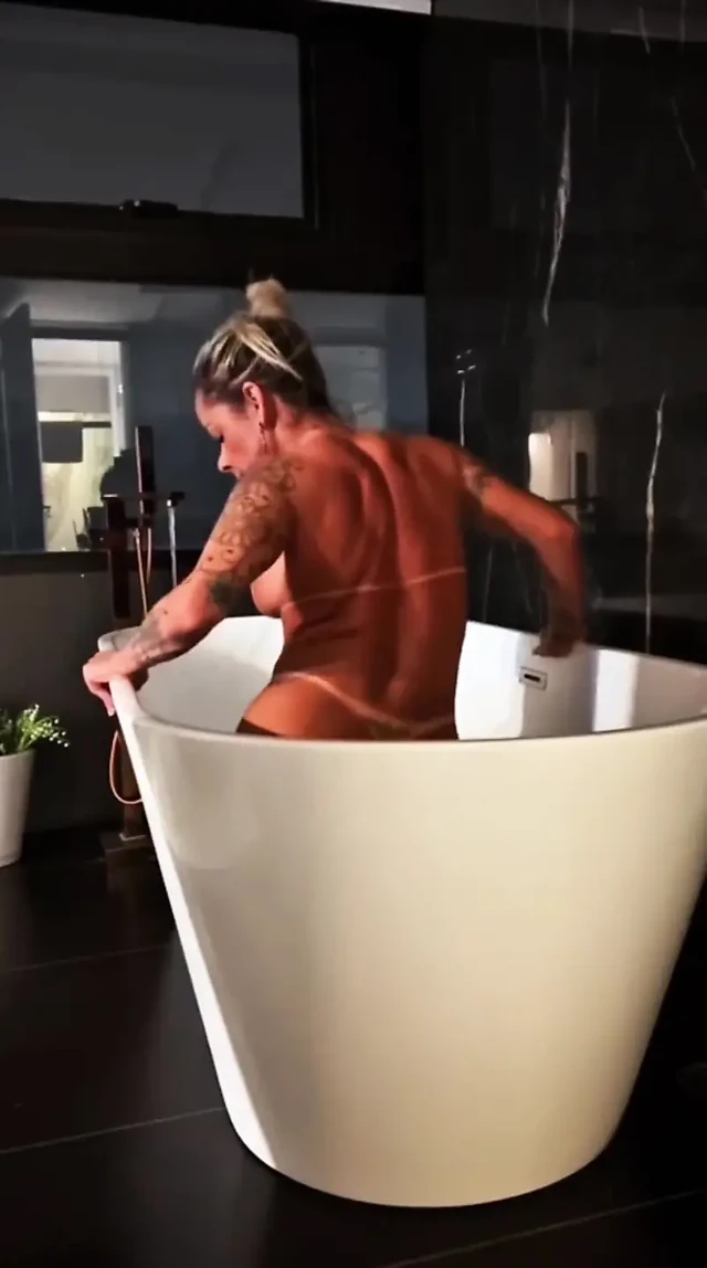 Crown Wanting to Give Her Pussy in the Hair