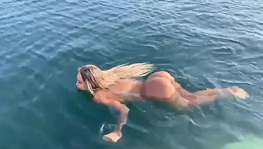 Monika Fox - nage à poil dans la baie