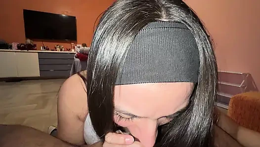 Nogaglola si cewek semok latina lagi asik nyepong kontol pacarnya