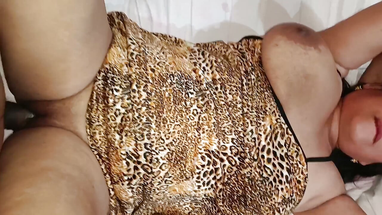 Star Salu otel odasında uzun bir penisle sikildi.