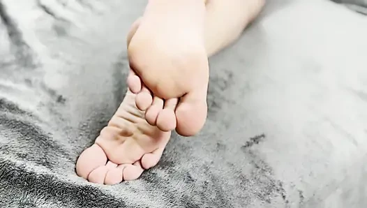 Küçük üvey kız kardeş kitabını bitiremedi çünkü dikkatimi dağıtmaya devam etti