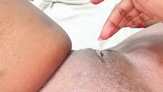 Ich ziehe enge shorts an und jucke meine vagina und ich bekomm es, einen guten orgasmus zu bekommen