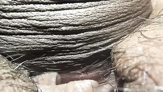 Pooja aus Bihar fickt gerne mit einem großen schwarzen Schwanz und nimmt die Kehle tief