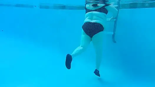 Schau Zu, Wie BBW-krankenschwester Vicki Mit Unterwasserkamera Im Pool Trainiert, Sehen Sie Mein