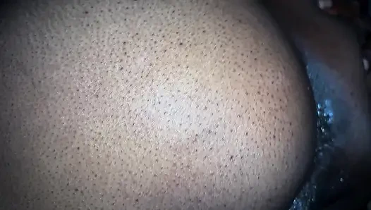 Stiefschweste, die muschi macht, klingt, während sie diesen schwanz reitet