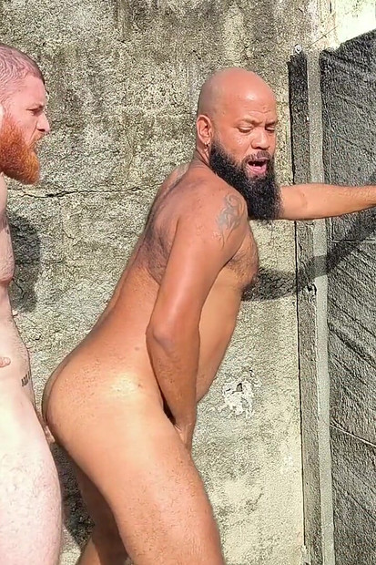 在户外操熊，我把那混蛋的屁股挤出来