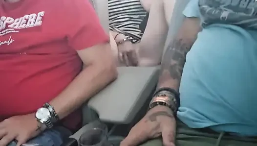 Cewek hot rambut pirang ini lagi asik muasin memeknya pakai dildo di kursi belakang mobil convertible