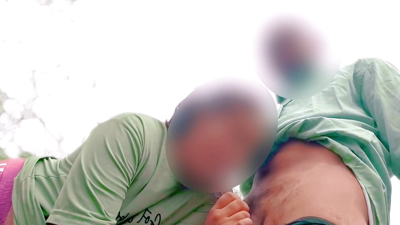 Indyjski gorący sprzedawca nieruchomości idzie do dżungli na zakup ziemi, ale Medam jest bardzo napalony dla Big Dick i jebanie przez właścicieli ziemi