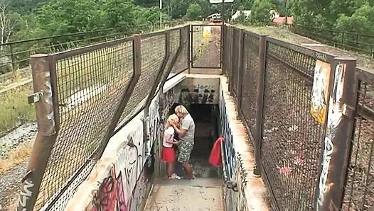 Azgın genç bir çift için açık havada tehlikeli seks