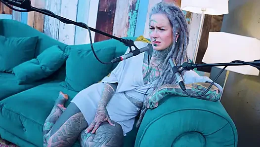 Ich spreche über G - Grattitude- ASMR podcast SFW spricht goth dünnes mädchen dreadlocks tattoo-model mit tinte mädchen