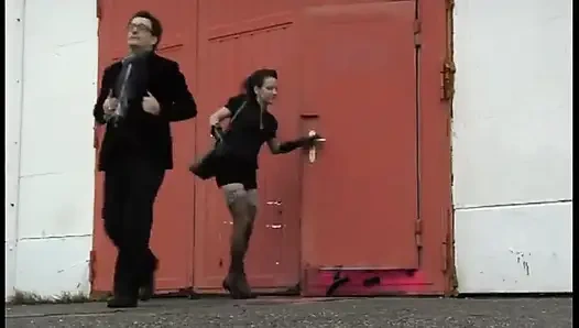 Секс в роскошном лимузине с женщиной-оценщиком