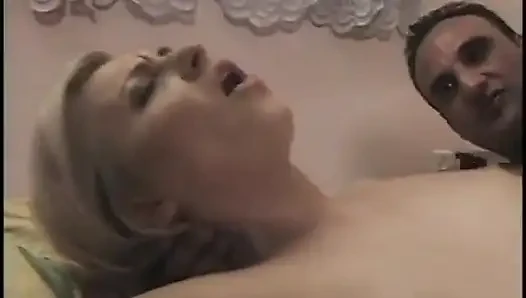 Zwei schöne mädchen lecken sich im schlafzimmer