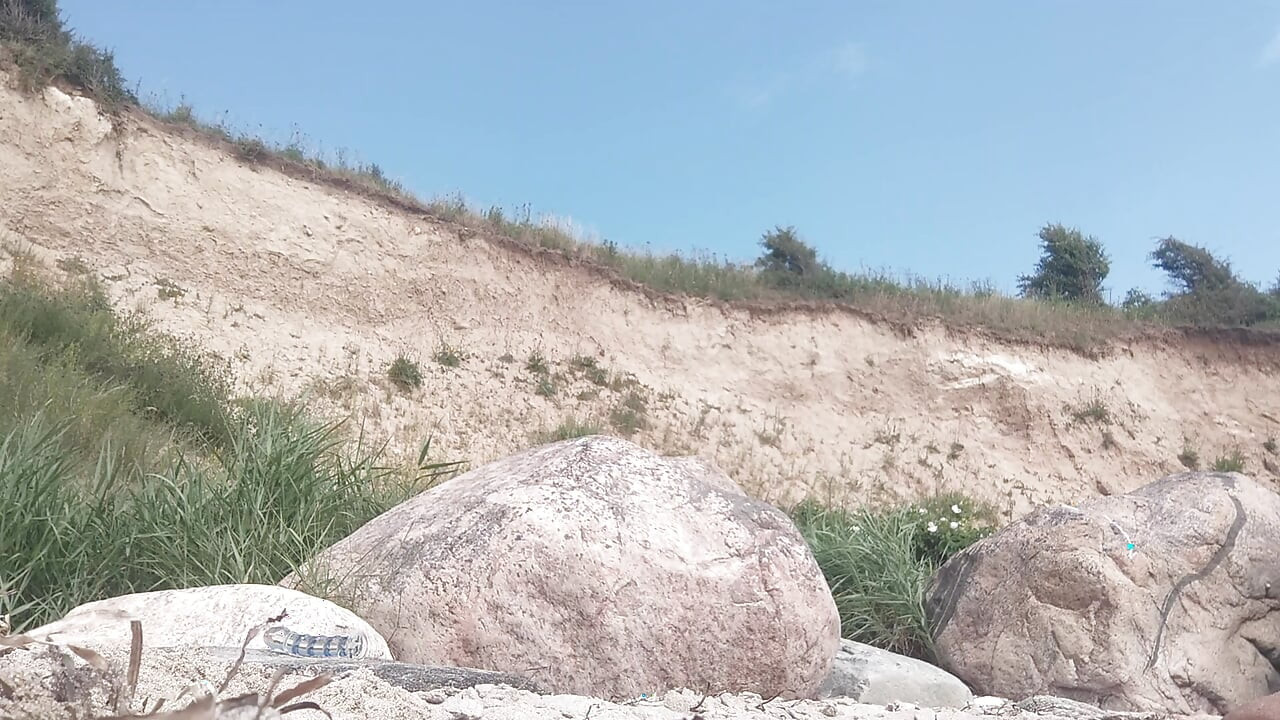 Azgın oğlan plajda küçük yaraklı anal dildo