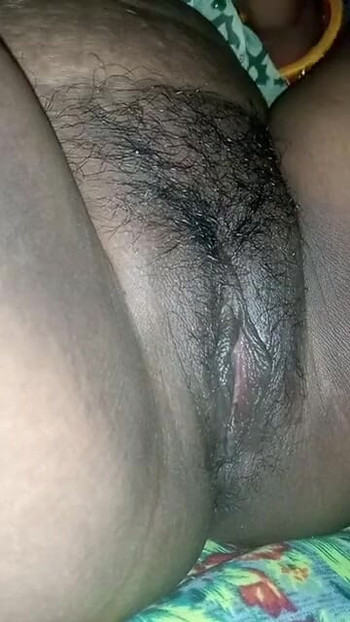 「Desy bhabhi belan botal」の力強い瞬間