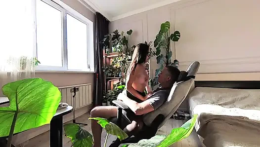 Eine Haushälterin Engagiert, Um Die Wohnung Zu Putzen... Aber Am Ende Hat Er Sie Gefickt