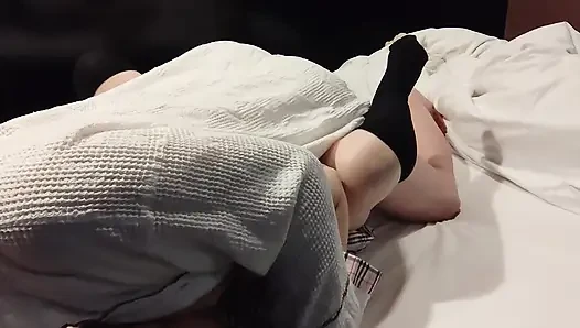 Es fühlt sich so gut an, dass ich nicht aufhören kann, meine Hüften zu schütteln. Süßes college-mädchen in uniform, cowgirl-position, von unten penetriert, creampie