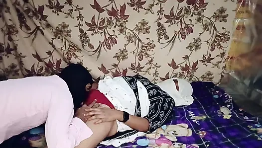 Ruft das junge mädchen der freundin nach hause und fickt sie hart